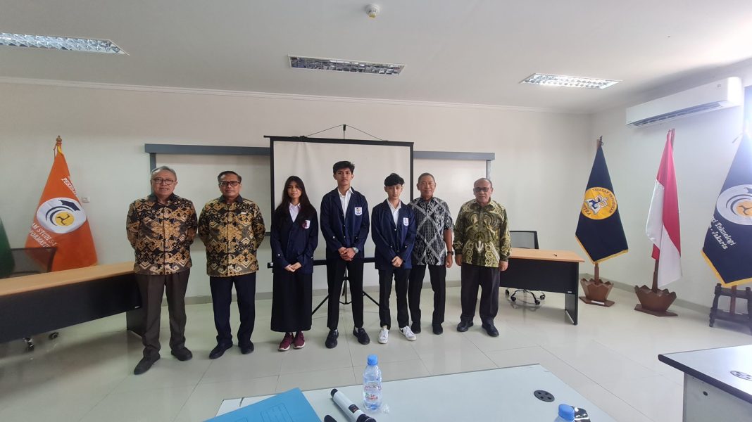 Penyerahan Jaket Almamater oleh pihak STT PU kepada mahasiswa baru. | Foto : M. Alif Syahdila R