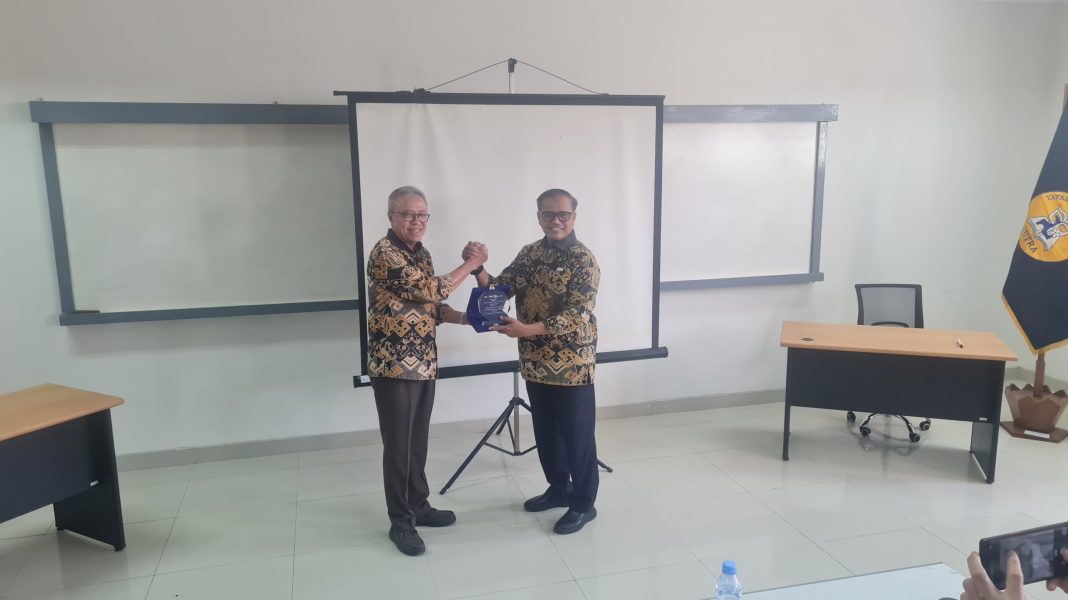 Penyerahan plakat dari STT PU untuk Sekretaris Jenderal Ir. Mohammad Zainal Fatah. | Foto : M. Alif Syahdila R