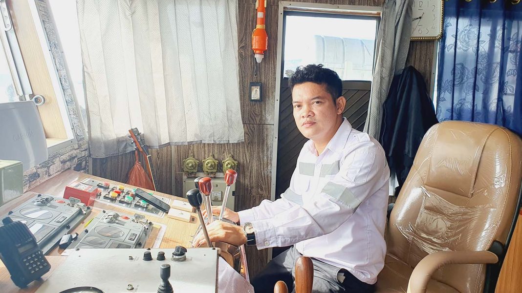 Fahrial Amri, Nakhoda KMP Sumut I, yang melayari Pelabuhan Simanindo-Tiga Ras Danau Toba di Kabupaten Samosir, Sabtu (6/5/2023). | Majalah Lintas/Harazaki