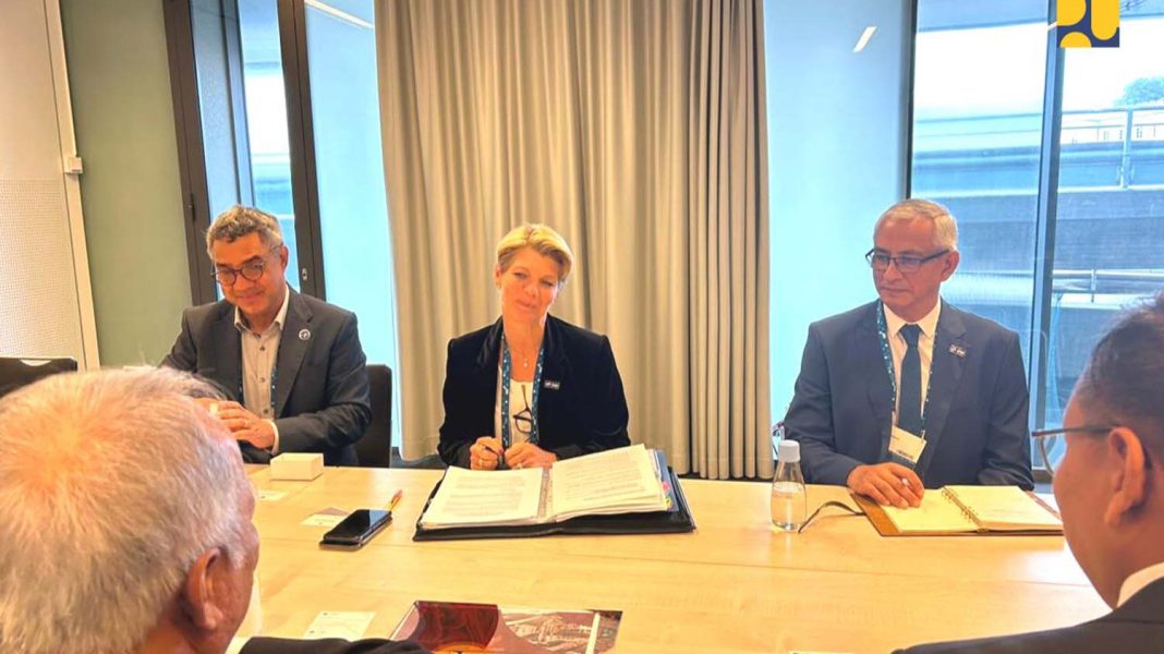 Basuki bertemu dengan Executive Director of Stockholm International Water Institute (SIWI) Karin Gardes, Senin (21/8/2023), di Stockholm, Swedia. | Dok. KemenPUPR