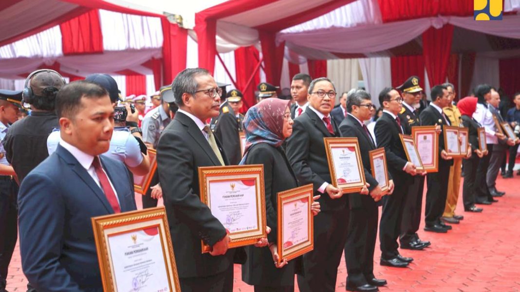 Sekretaris Jenderal Kementerian PUPR Mohammad Zainal Fatah (kedua dari kiri), mewakili Menteri PUPR Basuki Hadimuljono, menerima penghargaan dari Kementerian Hukum dan HAM. | Dok. KemenPUPR