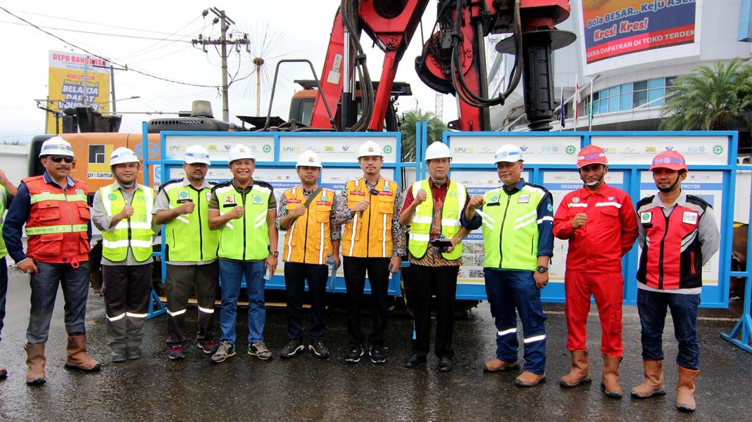 Penyedia jasa, konsultan, dan PPK 4.5 Sumatera Utara Tambos Nainggolan (kelima dari kanan) berfoto bersama di lokasi pembangunan Lintas Bawah (Underpass) Gatot Subroto, Rabu (22/11/2023). | Lintas/HRZ