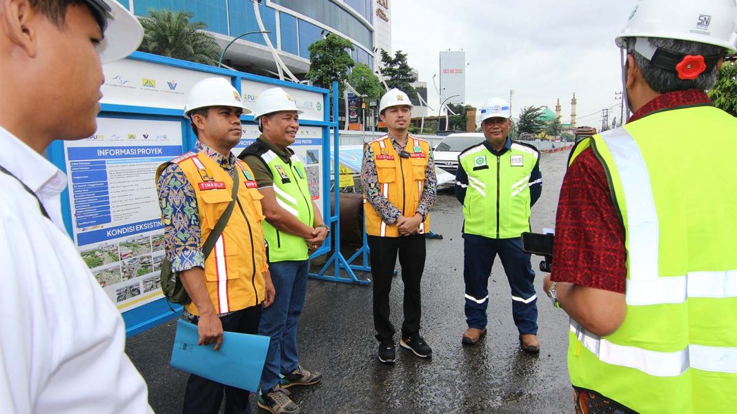 PPK 4.5 Sumatera Utara Tambos Nainggolan (keempat dari kanan) ditemani staf dan konsultan saat diwawancara oleh Lintas, Rabu (22/11/2023), di lokasi pembangunan Lintas Bawah (Underpass) Gatot Subroto Medan, Sumatera Utara. | Lintas/HRZ