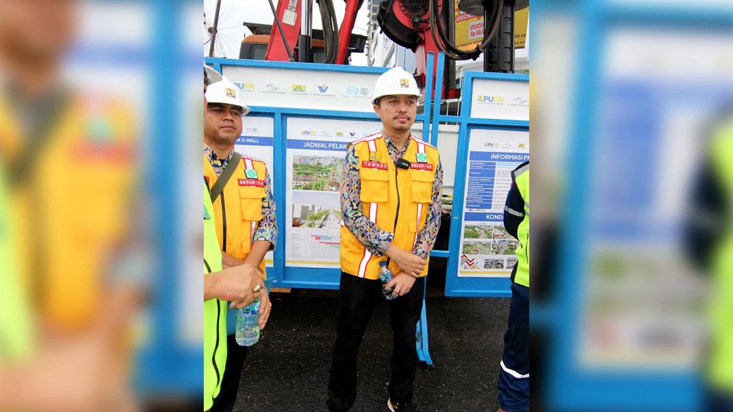 PPK 4.5 Sumatera Utara Tambos Nainggolan (kanan) bersama staf PPK Timbul Parningotan Hutapea, Rabu (22/11/2023), di lokasi pembangunan Lintas Bawah (Underpass) Gatot Subroto, Medan, Sumatera Utara. | Lintas/HRZ