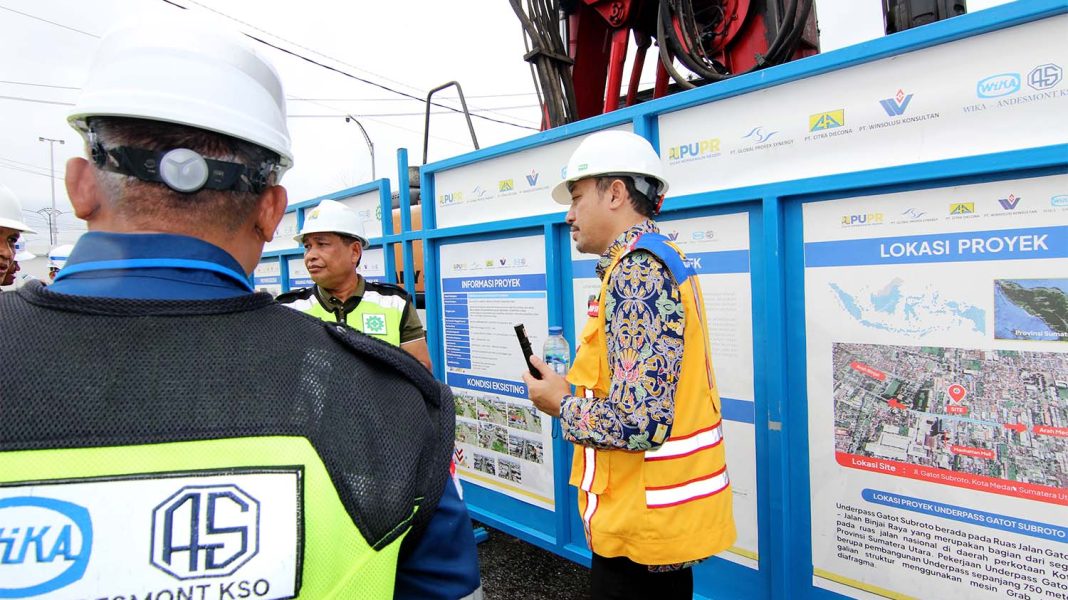 Pejabat Pembuat Komitmen (PPK) 4.5 Provinsi Sumatera Utara Tambos Nainggolan (kanan) menjelaskan terkait pelaksanaan proyek pembangunan Lintas Bawah (Underpass) Gatot Subroto, Medan, Sumatera Utara. | Lintas/HRZ