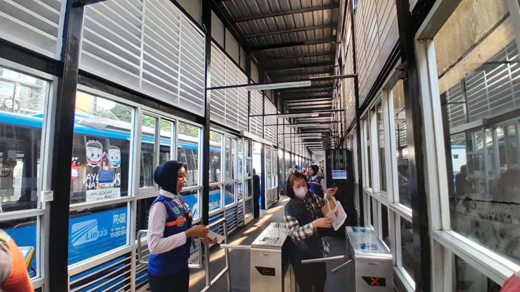 Salah satu halte Transjakarta. | Majalah Lintas/Agustinus Mendröfa