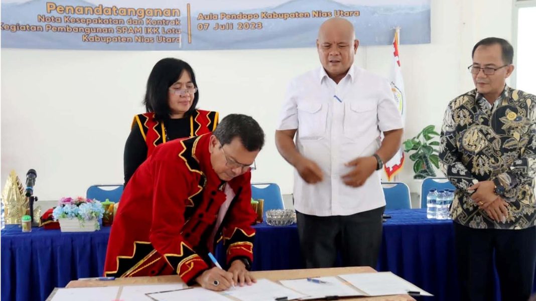 Bupati Nias Utara Amizaro Waruwu menyaksikan penandangan MOU dan kontrak Pembangunan SPAM IKK Lotu Nias Utara. | Dok Bupati Nias Utara