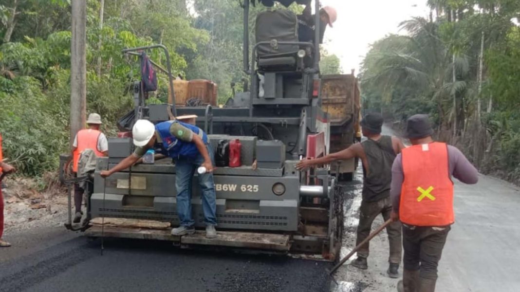 Alat berat sedang meratakan permukaan aspal dalam program IJD. | Dok. KemenPUPR