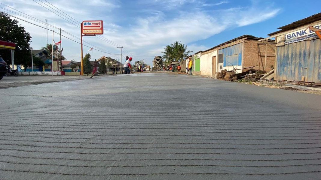 Jalan daerah yang diperbaiki lewat program IJD terlihat setelah dicor. | Dok. KemenPUPR