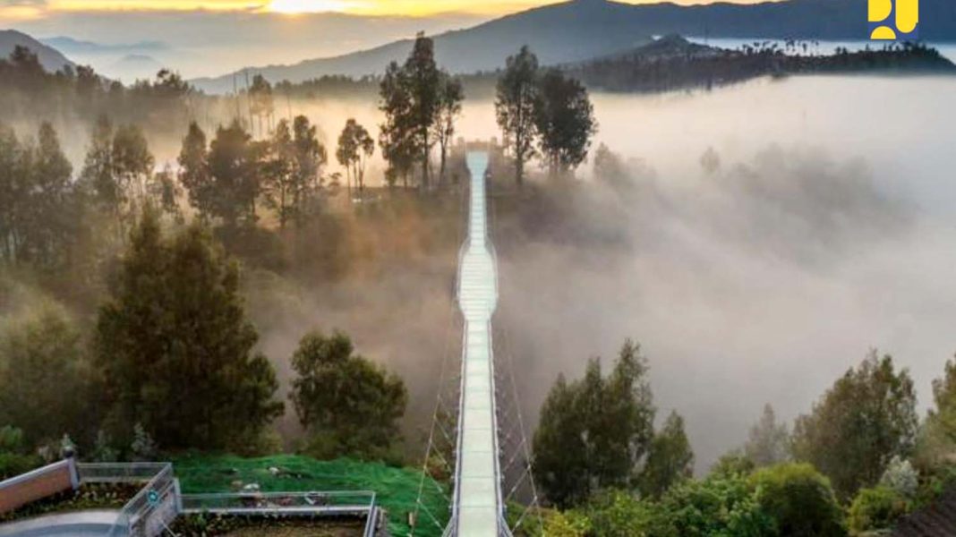 Jembatan kaca Terminal Wisata Seruni Point. | Dok. Kementerian PUPR