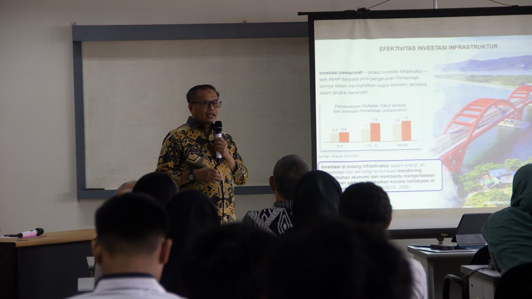 Sekretaris Jenderal Kementerian Pekerjaan Umum dan Perumahan Rakyat Republik Indonesia Ir. Mohammad Zainal Fatah memberikan kuliah umum di STT PU | Foto : M. Alif Syahdila R