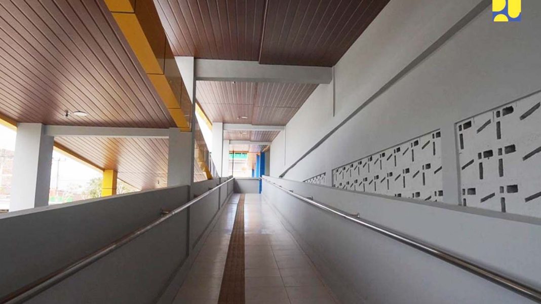 Pasar Tempe di Kabupaten Wajo, Sulawesi Selatan, dilengkapi dengan rampa yang diperuntukkan untuk penyandang disabilitas serta juga berguna untuk membawa barang menggunakan troli ke lantai 2 pasar tersebut. | Dok. Kementerian PUPR