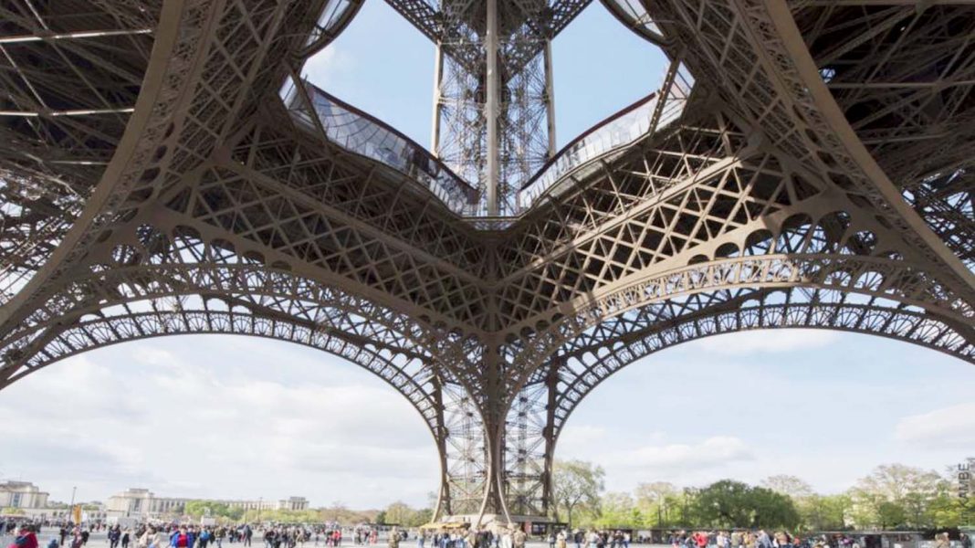Bagian-bawah-Menara-Eiffel
