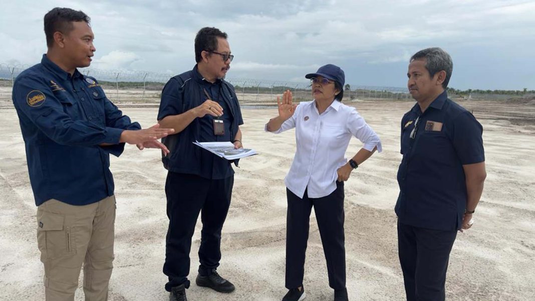 Direktur Jenderal Perhubungan Udara (Dirjen Hubud) M. Kristi Endah Murni meninjau perkembangan pembangunan Bandara Singkawang yang berada di Kalimantan Barat, Senin (20/3/2023). Kementerian Perhubungan (Kemenhub), melalui Direktorat Jenderal Perhubungan Udara (Ditjen Hubud), menargetkan Bandara Singkawang dapat beroperasi pada triwulan I-2024. | Dokumentasi Ditjen Perhubungan Udara