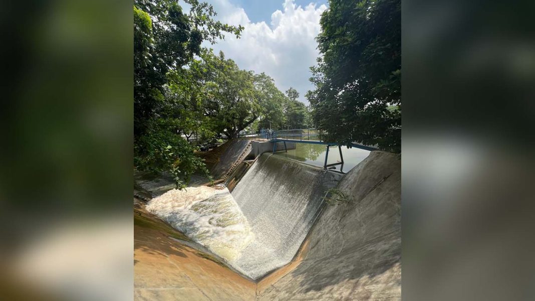 Bendung eks irigasi di Sungai Cibenda yang sudah tidak berfungsi lagi. Keberadaan bendung ini menjadi penyebab Sungai Cibenda terus meluap dan mengenangi kawasan di sekitarnya. | Majalah Lintas/Achmad Maliki