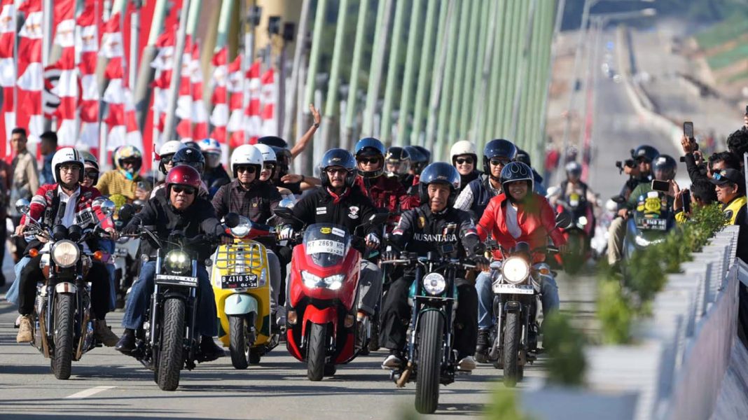 Dari Jembatan Pulau Balang Jokowi bersama Menteri PUPR Basuki Hadimuljono dan para artis dari Jakarta mengendarai Sepeda Motor Menjajal Jalan Tol IKN, Minggu (28/7/2024). | Dok. Kementerian PUPR