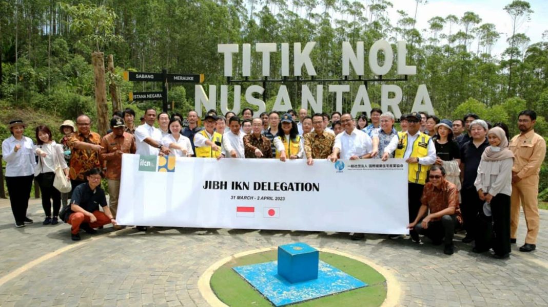 Delegasi investor Jepang didampingi tim dari Kementerian PUPR berfoto bersama di Nol Kilometer IKN Nusantara. | Dok. Kementerian PUPR