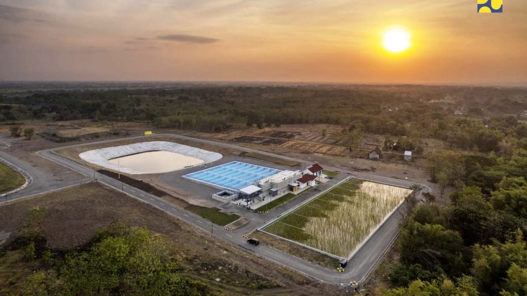 Matahari menggantung di atas TPA Banjardowo, Jombang, Jawa Timur. | Dokumentasi Kementerian PUPR