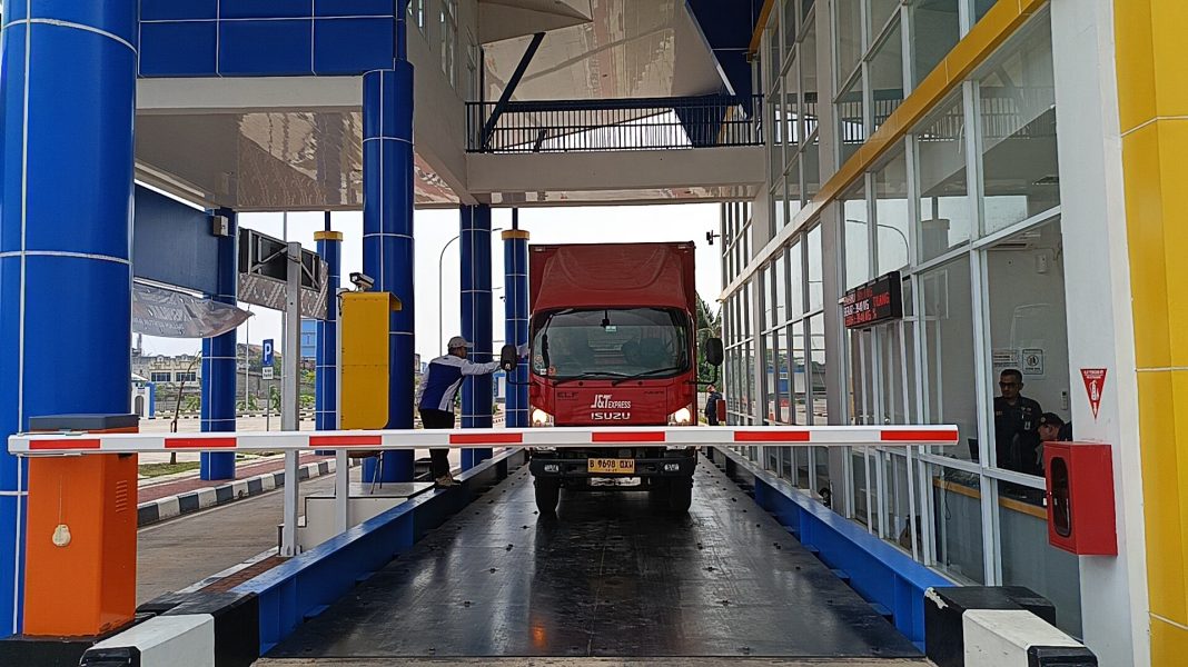 Proses Penimbangan kendaraan di UPPKB. Foto : Majalah Lintas/ M. Alif Syahdila R