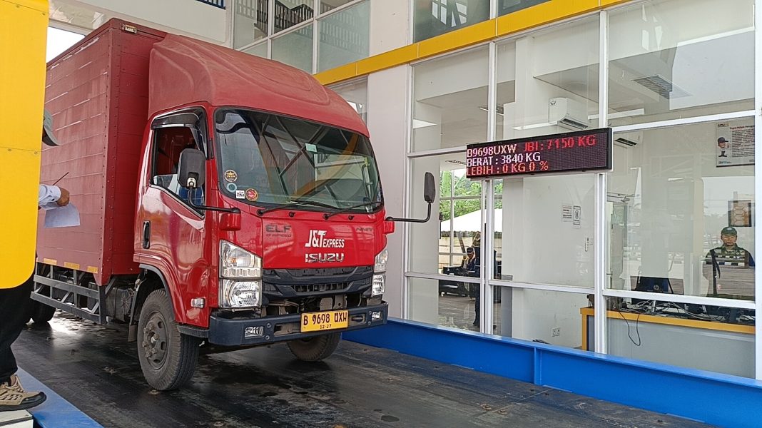 Proses penimbangan Kendaraan di UPPKB. Foto : Majalah Lintas/ M. Alif Syahdila R