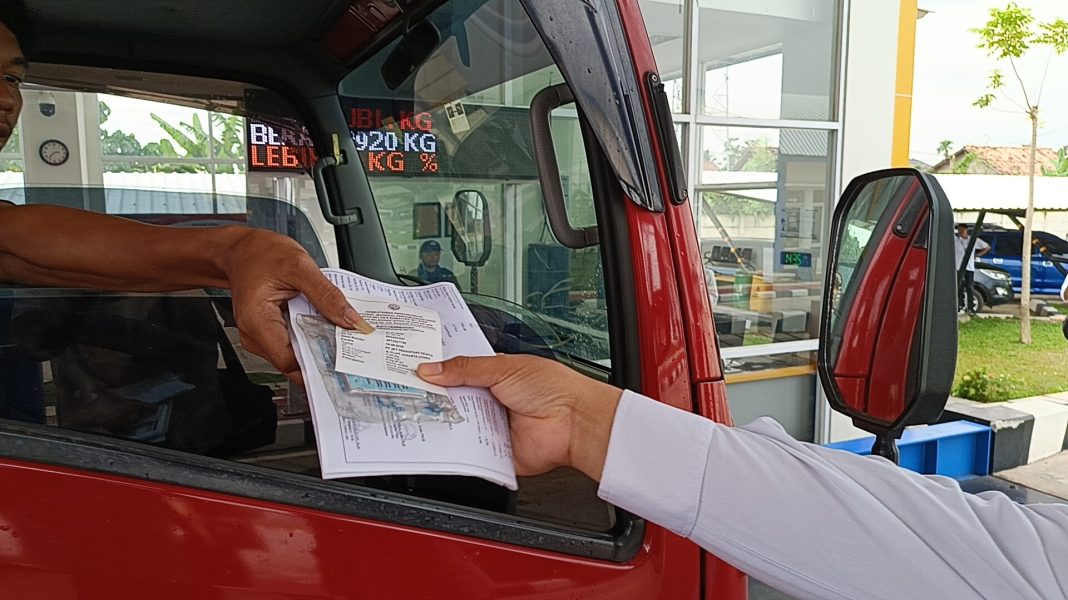 Penyerahan dokumen setelah pengecekan kendaraan pada alat timbang UPPKB. Foto : Majalah Lintas/ M. Alif Syahdila R