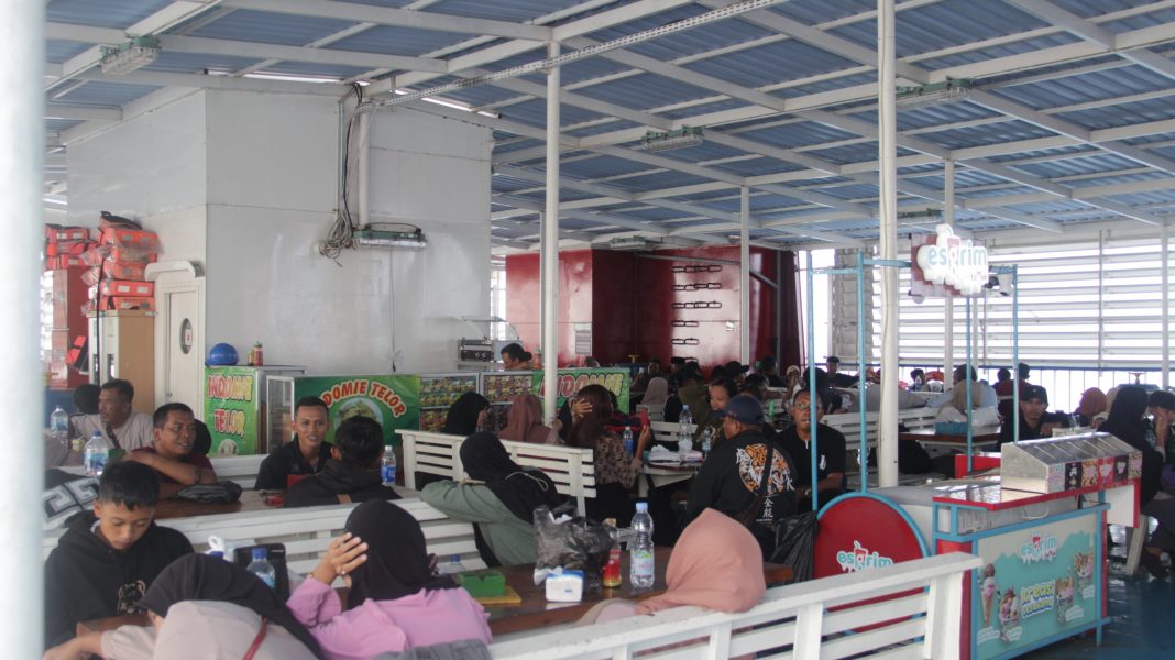 Kantin pada deck paling atas Kapal Express Ferizy. Foto : M. Alif Syahdila R/ Majalah Lintas