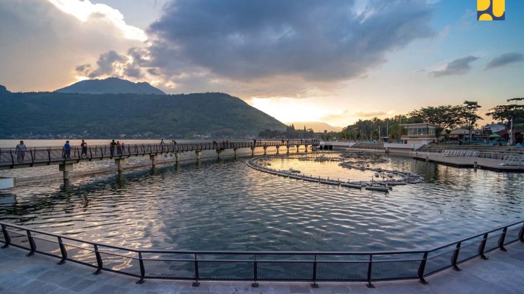 Infrastruktur jembatan yang di tengah danau Toba