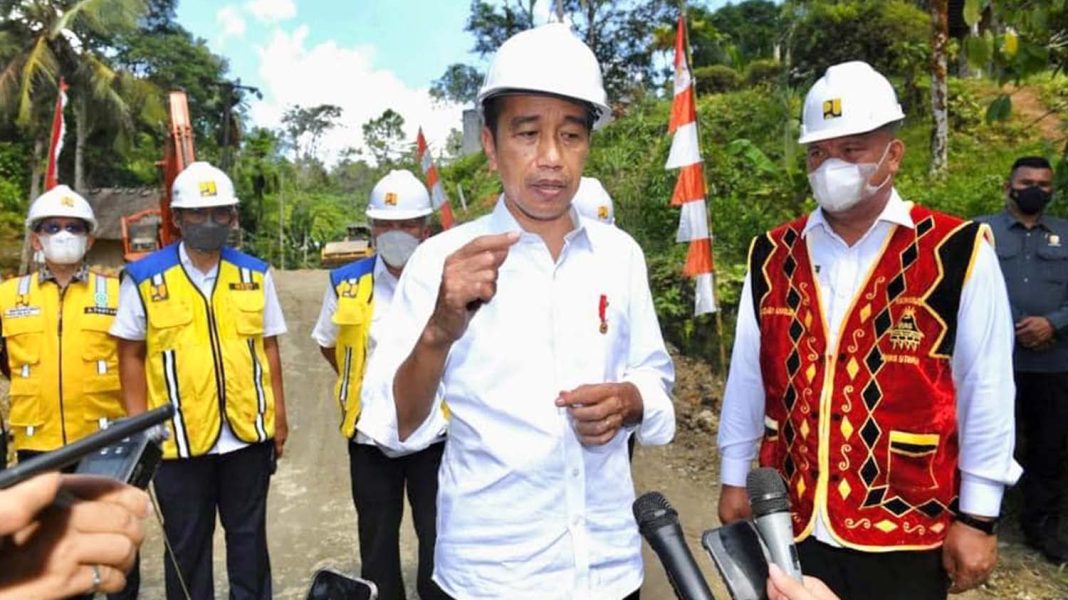 Jokowi-didampingi-Bupati-Nias-Utara-memberi-keterangan-kepada-awak-media-saat-berkunjung-ke-Pulau-Rabu-6-Juli-2022-Nias-Dok-Bupati-Nias-Utara