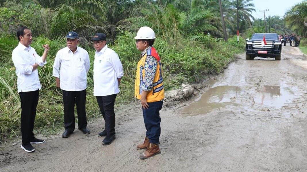 Presiden Jokowi didampingi Menteri PUPR Basuki Hadimuljono, Seskab Pramono Anung, dan Kepala BBPJN Sumut Junaidi meninjau kondisi infrastruktur ruas jalan Gunting Saga di Kabupaten Labuhanbatu Utara, Rabu (17/5/2023). | Dokumentasi BPMI Setpres/Kris