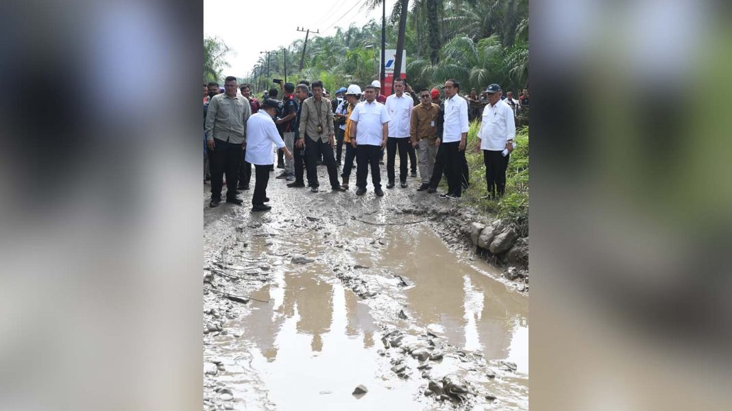 Jokowi didampingi Menteri PUPR Basuki meninjau ruas jalan yang rusak parah. | Dok. Kementerian PUPR