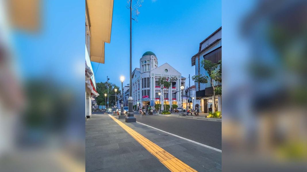 Jalur pedestrian yang lebar dan rapi menambah keindahan Kota Lama Kesawan, Kota Medan, pascarevitalisasi oleh Kementerian PUPR. | Dok. Kementerian PUPR