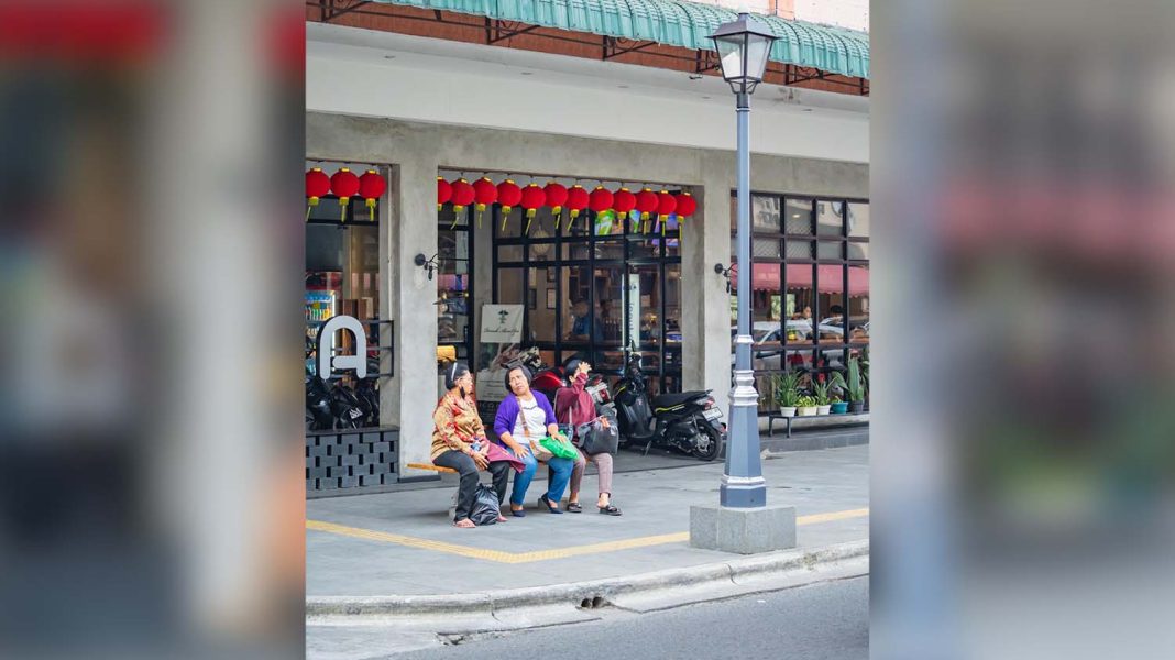 Lelah belanja, pengunjung mengaso sebentar di tempat duduk di areal trotoar Kota Lama Kesawan, Kota Medan. | Dok. Kementerian PUPR