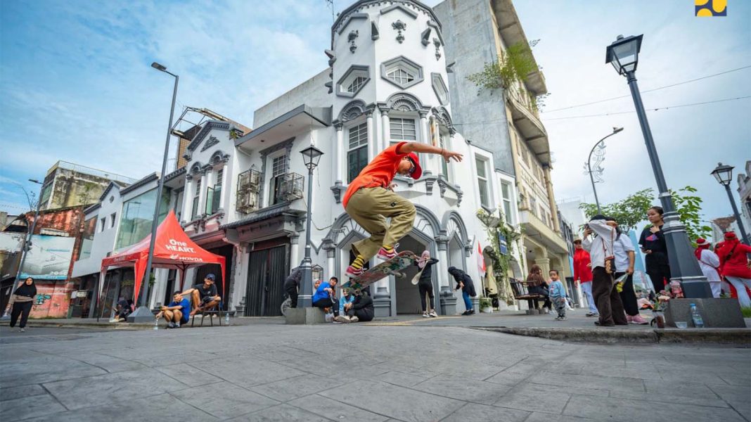 Komunitas skateboard unjuk kebolehan di Kota Lama Kesawan, Kota Medan. | Dok. Kementerian PUPR