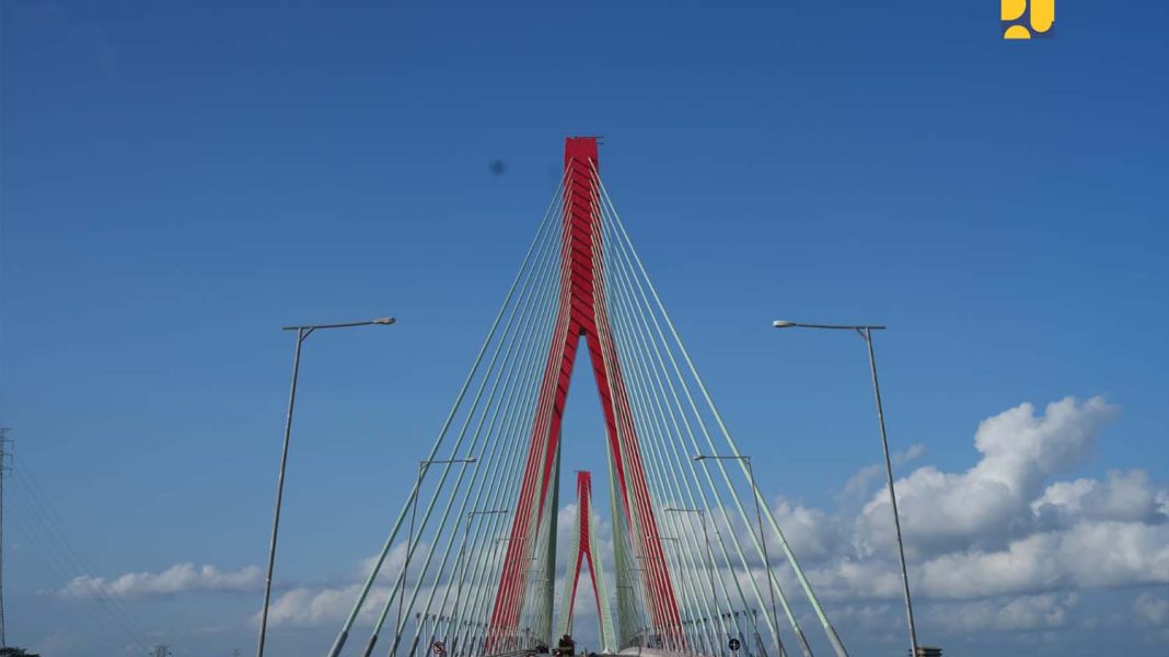 Sejumlah pylon pada konstruksi Jembatan Pulau Balang, Minggu (28/7/2024). | Dok. Kementerian PUPR