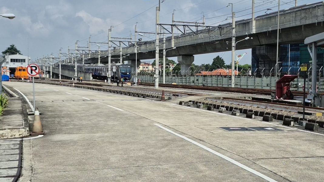 Kereta MRT memasuki Depo MRT Lebak Bulus setelah Office Hour. Dok: LINTAS/M. Alif Syahdila R