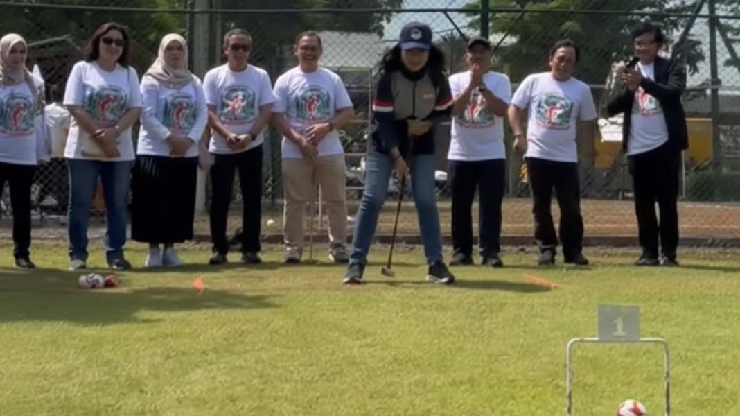 Diana Kusumastuti, memukul bola yang menandai pembukaan Bromo Open Gateball Tournameng, Sabtu (31/1/2026). | Tangkapan Layar dari Video