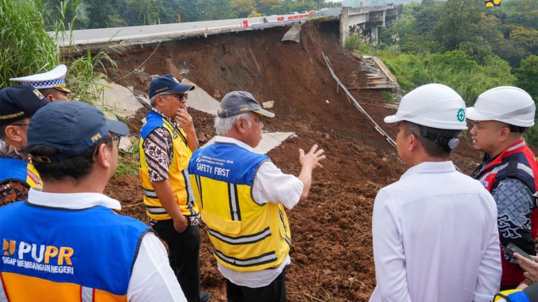 Menteri PUPR Basuki Hadimuljono saat meninjau penangangan darurat longsor di Jalan Tol Bocimi. | Dok. Kementerian PUPR