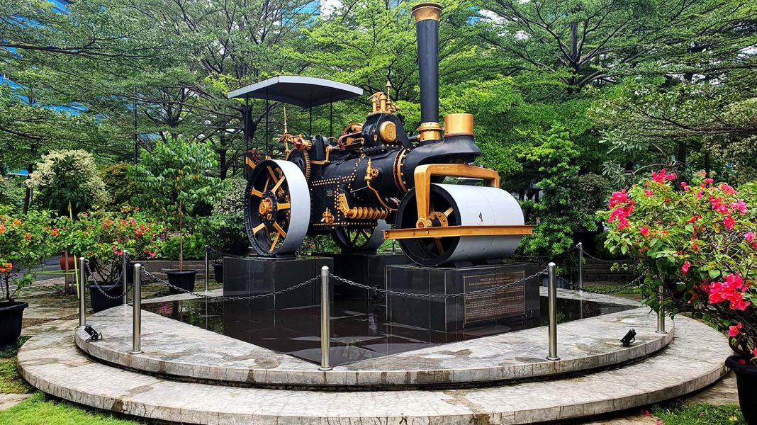 MESIN PENGGILAS TANAH TENAGA UAP PERTAMA