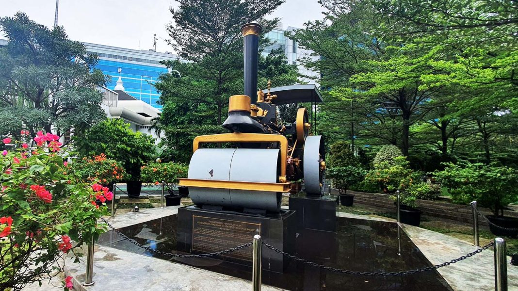 MESIN PENGGILAS TANAH TENAGA UAP PERTAMA2