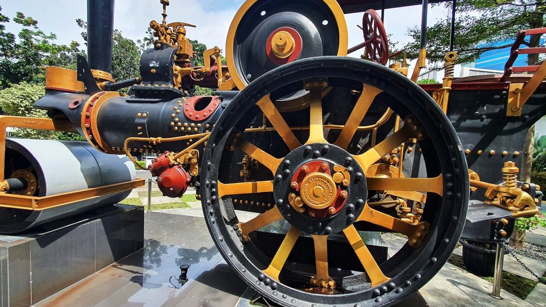 MESIN PENGGILAS TANAH TENAGA UAP PERTAMA3