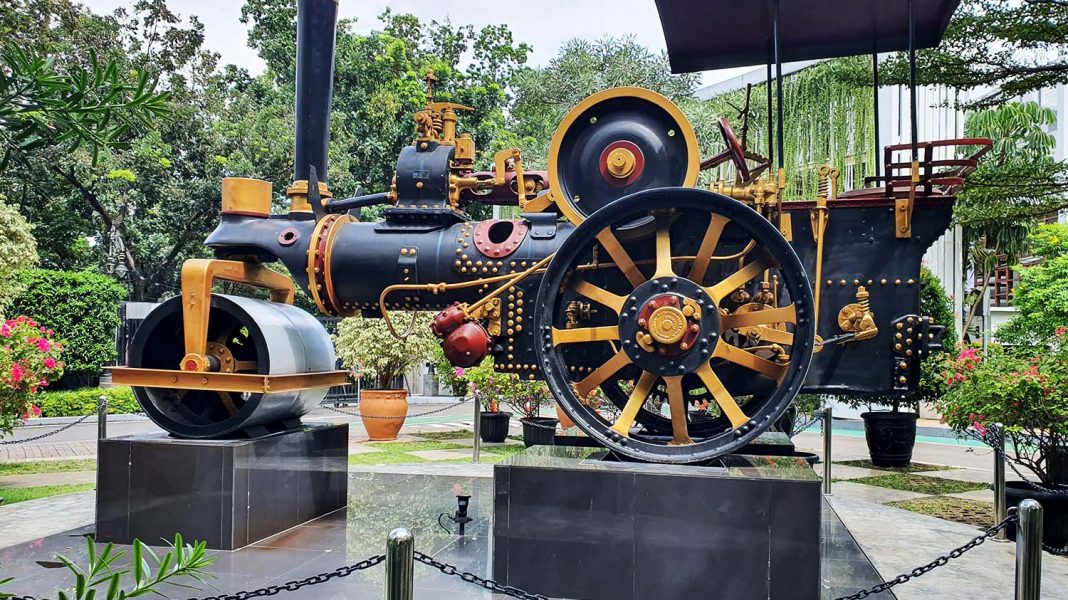 MESIN PENGGILAS TANAH TENAGA UAP PERTAMA4