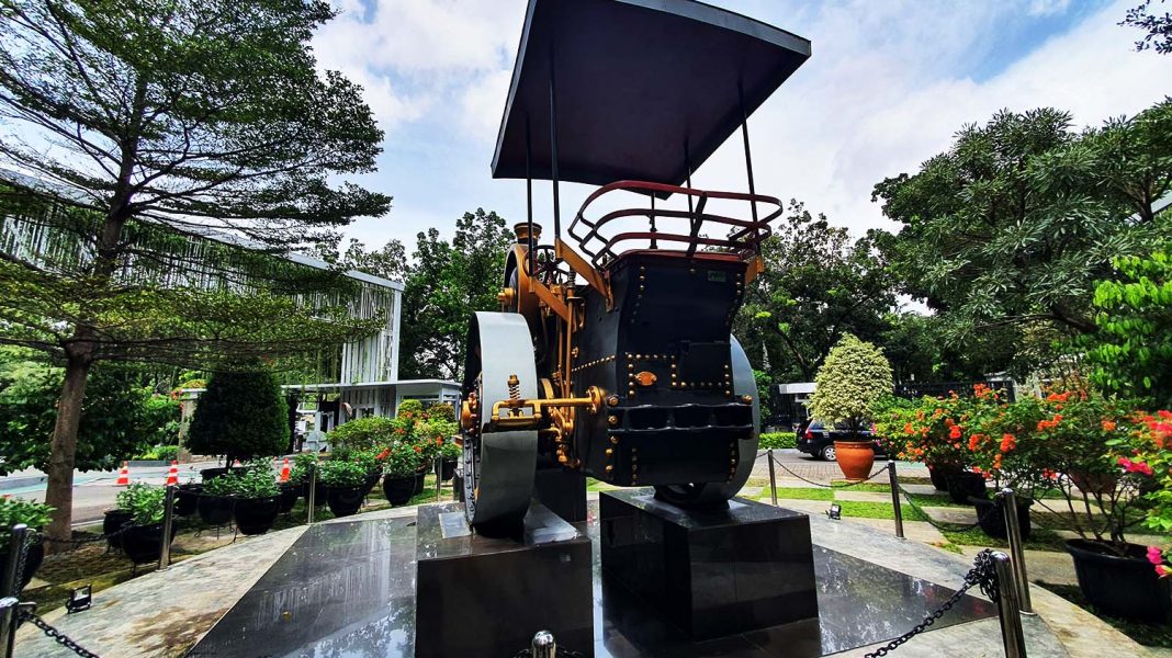 MESIN PENGGILAS TANAH TENAGA UAP PERTAMA