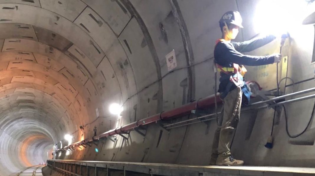 Pekerja mengontrol proyek pembangunan MRT CP201 Fase 2 di Kawasan Monas, Kamis (25/1/2024). |Lintas/Rochimawati.