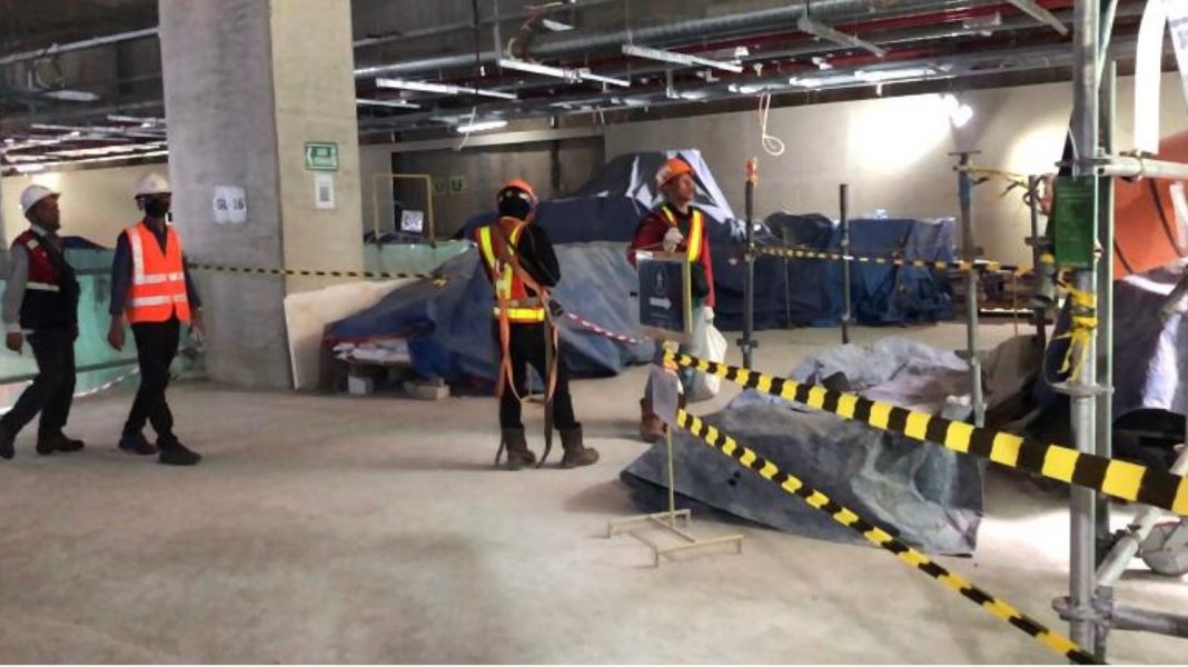 Aktivitas pekerja di proyek pembangunan Mass Rapid Transit (MRT) fase 2A, CP 201, Kamis (25/1/2024). |Lintas/Rochimawati.