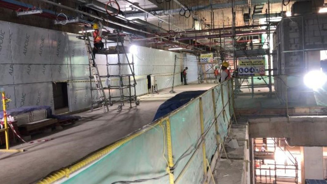 Aktivitas pekerja di proyek pembangunan Mass Rapid Transit (MRT) fase 2A, CP 201, Kamis (25/1/2024). |Lintas/Rochimawati.
