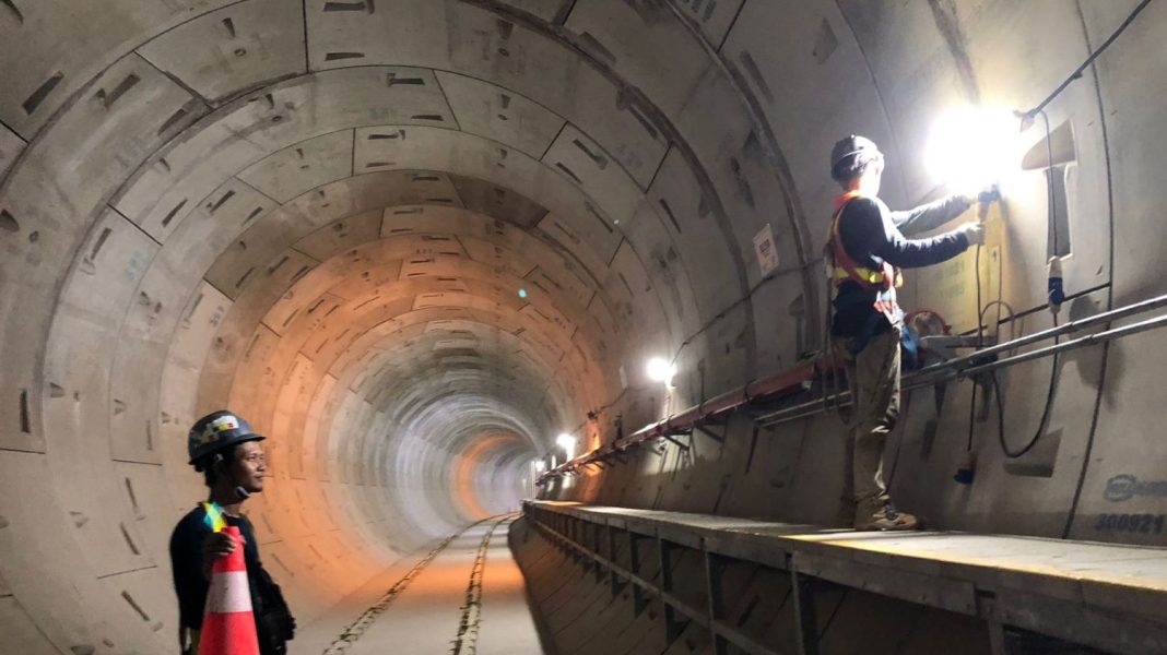 Fase 2A MRT Jakarta dibangun dengan biaya sekitar Rp 25,3 triliun melalui dana pinjaman kerja sama antara Pemerintah Indonesia dan Jepang. Pekerja di dalam terowongan MRT Monas, Kamis (25/1/2024). |Lintas/Rochimawati.