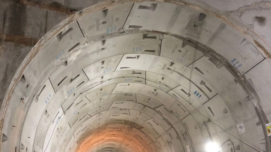 Berbeda dengan fase 1, fase 2A dibangun sekaligus dengan mengembangkan kawasan stasiun dengan konsep kawasan berorientasi transit (transit oriented development). Jurnalis saat melakukan kunjungan ke proyek MRT fase 2, Kamis (25/1/2024). |Lintas/Rochimawati.