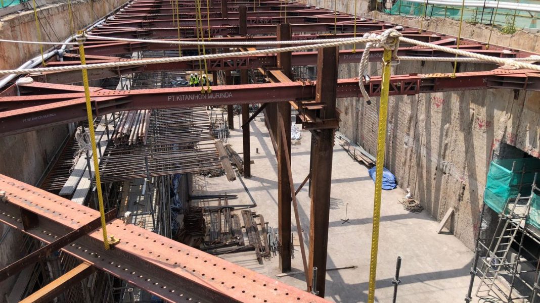 Pekerjaan pembangunan Mass Rapid Transit (MRT) fase 2A, CP 201 (Stasiun Thamrin dan Monas) sudah tembus Monas. Suasana proyek MRT Fase 2 Monas. Kamis (25/1/2024). |Lintas/Rochimawati