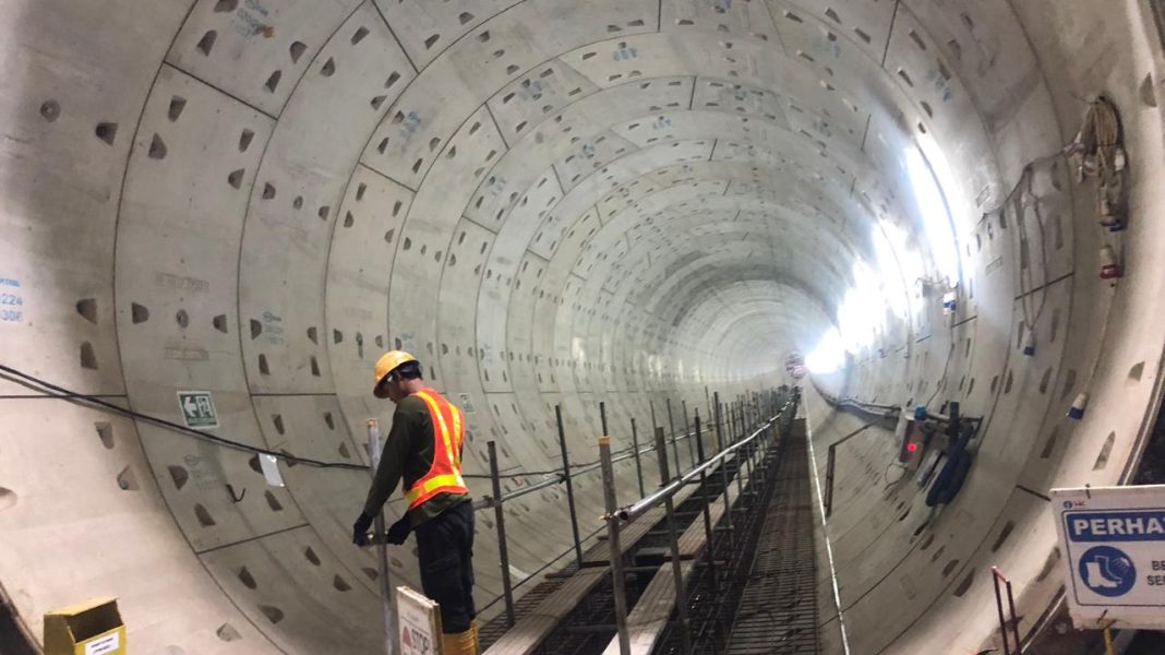 Stasiun Kota memiliki panjang 406 meter, sementara dua terowongan (twin tunnels) yang menghubungkan stasiun ini dengan Stasiun Glodok masing-masing memiliki panjang 240 meter. Pekerja di proyek MRT Fase 2 segmen Glodok-Kota, Selasa (17/12/2024). Lintas/Rochimawati.