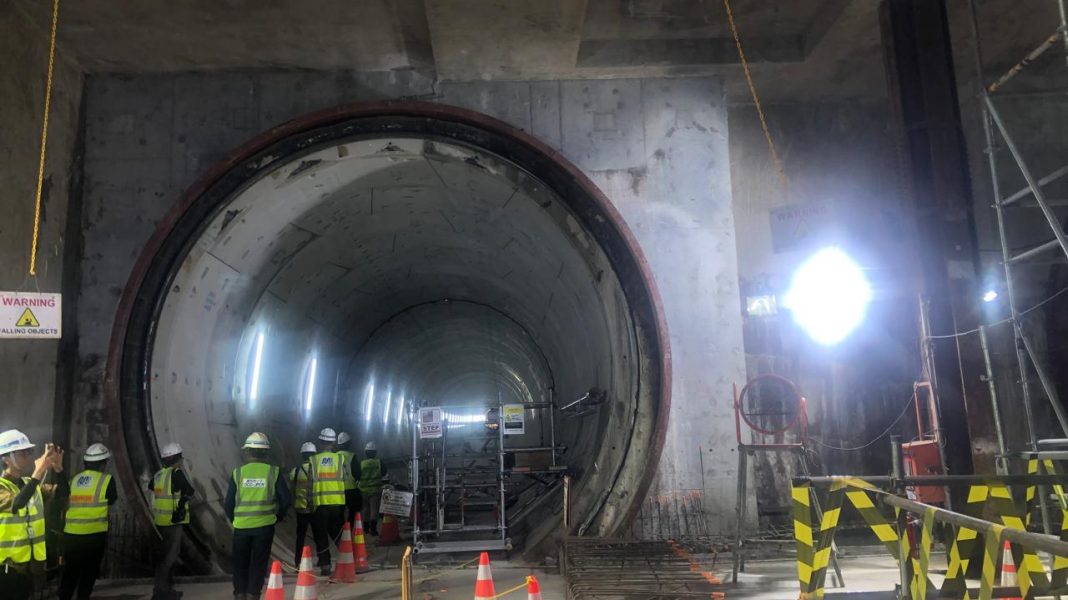 Proyek pembangunan MRT Fase 2A Bundaran Hotel Indonesia (HI) ke Kota dengan panjang 5,6 kilometer telah mencapai 42,97 persen, dimana paket kontrak CP 203 segmen Glodok-Kota telah mencapai 64,87 persen. Stasiun Kota memiliki panjang 406 meter, sementara dua terowongan (twin tunnels) yang menghubungkan stasiun ini dengan Stasiun Glodok masing-masing memiliki panjang 240 meter, Selasa (17/2/2024). Lintas/Rochimawati.